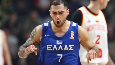 Ο Βασίλη Τολιόπουλος σουτάρει τρίποντο στον αγώνα Μαυροβούνιο – Ελλάδα για τα προκριματικά του Παγκοσμίου Κυπέλλου