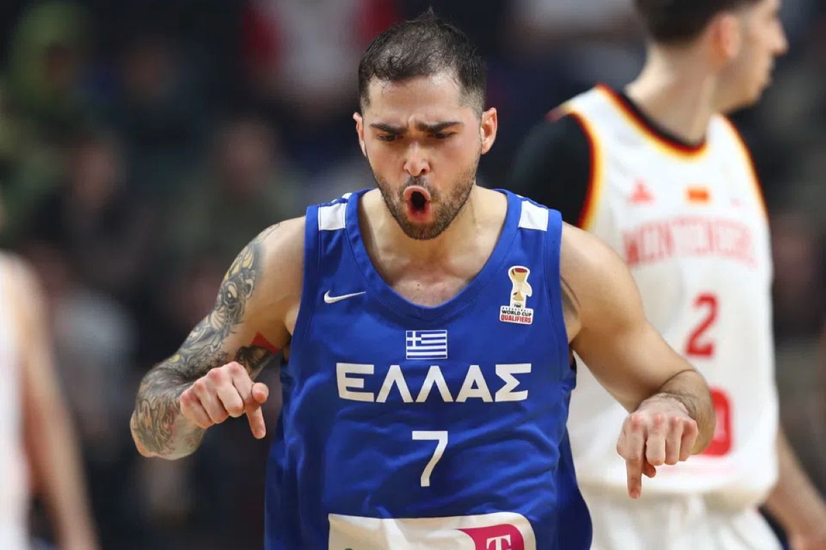 Ο Βασίλη Τολιόπουλος σουτάρει τρίποντο στον αγώνα Μαυροβούνιο – Ελλάδα για τα προκριματικά του Παγκοσμίου Κυπέλλου