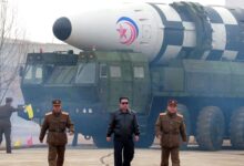 Ο Κιμ Γιονγκ Ουν επιθεωρεί βαλλιστικούς πυραύλους εν μέσω απειλών για παροχή πυρηνικών όπλων στο Ιράν