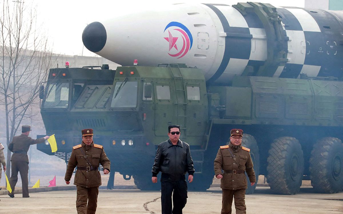 Ο Κιμ Γιονγκ Ουν επιθεωρεί βαλλιστικούς πυραύλους εν μέσω απειλών για παροχή πυρηνικών όπλων στο Ιράν