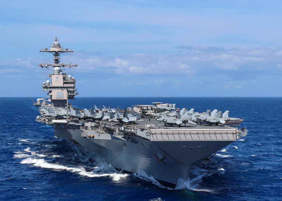 Το αεροπλανοφόρο USS Gerald R. Ford εν πλω προς τη βάση της Σούδας για επισκευές μετά από πυρκαγιά