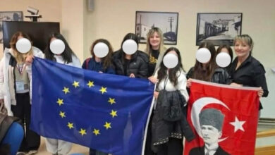 Το Δημαρχείο Ελασσόνας όπου σημειώθηκε το περιστατικό με τη σημαία του Κεμάλ Ατατούρκ