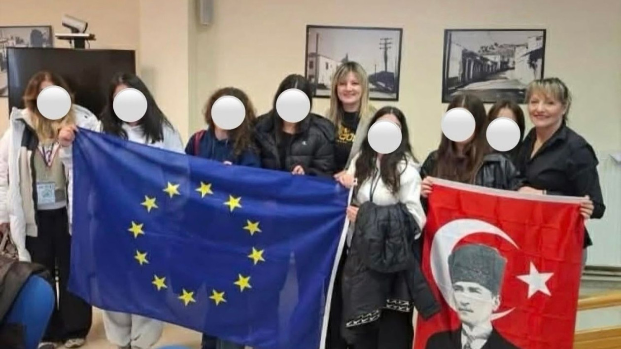 Το Δημαρχείο Ελασσόνας όπου σημειώθηκε το περιστατικό με τη σημαία του Κεμάλ Ατατούρκ