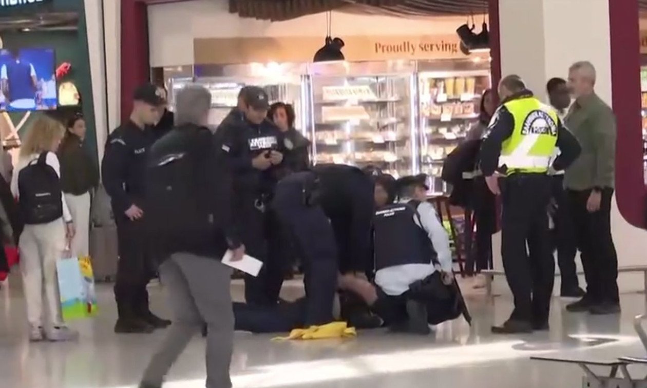 Στιγμιότυπο από τον χώρο αναχωρήσεων του αεροδρομίου Ελευθέριος Βενιζέλος όπου σημειώθηκε το επεισόδιο