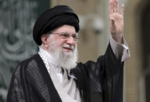 Ο Αλί Χαμενεΐ καθιστός, φορώντας τα γυαλιά του, διαβάζει προσεκτικά το Κοράνι. Πρόκειται για την τελευταία του φωτογραφία