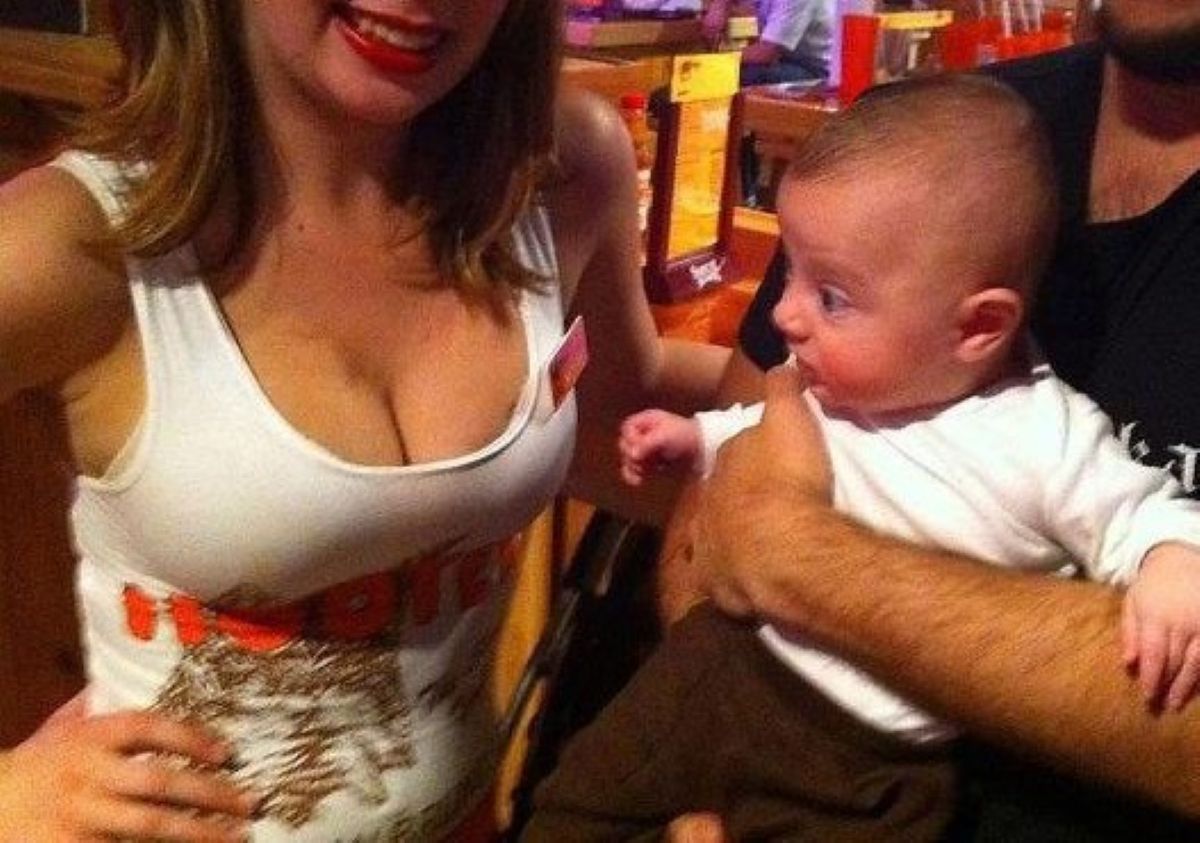 Μια συλλογή από αστείες φωτογραφίες ανθρώπων που πιάστηκαν στα πράσα να κοιτάζουν αδιάκριτα σε δημόσιους χώρους