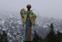 Οικογένειες παίζουν με τα χιόνια στην Πάρνηθα την πρώτη ημέρα της άνοιξης