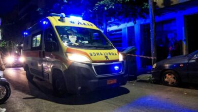 Περιπολικά της αστυνομίας και ασθενοφόρο έξω από ξενοδοχείο στο κέντρο της Αθήνας