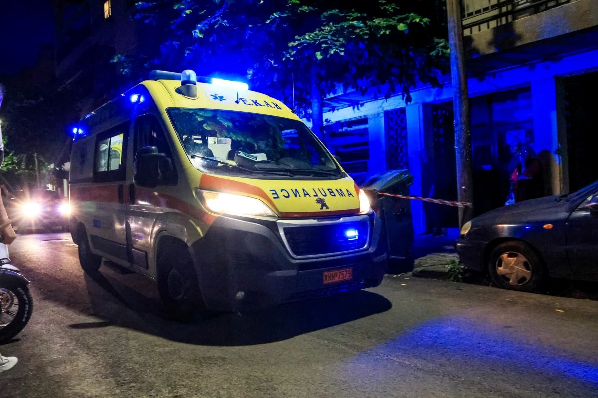 Περιπολικά της αστυνομίας και ασθενοφόρο έξω από ξενοδοχείο στο κέντρο της Αθήνας