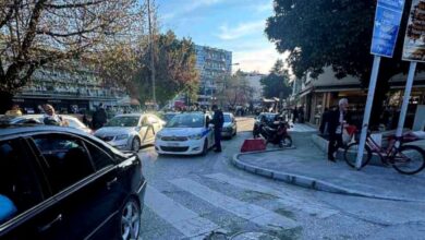 Αστυνομικός της Τροχαίας Τρικάλων πραγματοποιεί έλεγχο αλκοτέστ σε δρόμο της πόλης