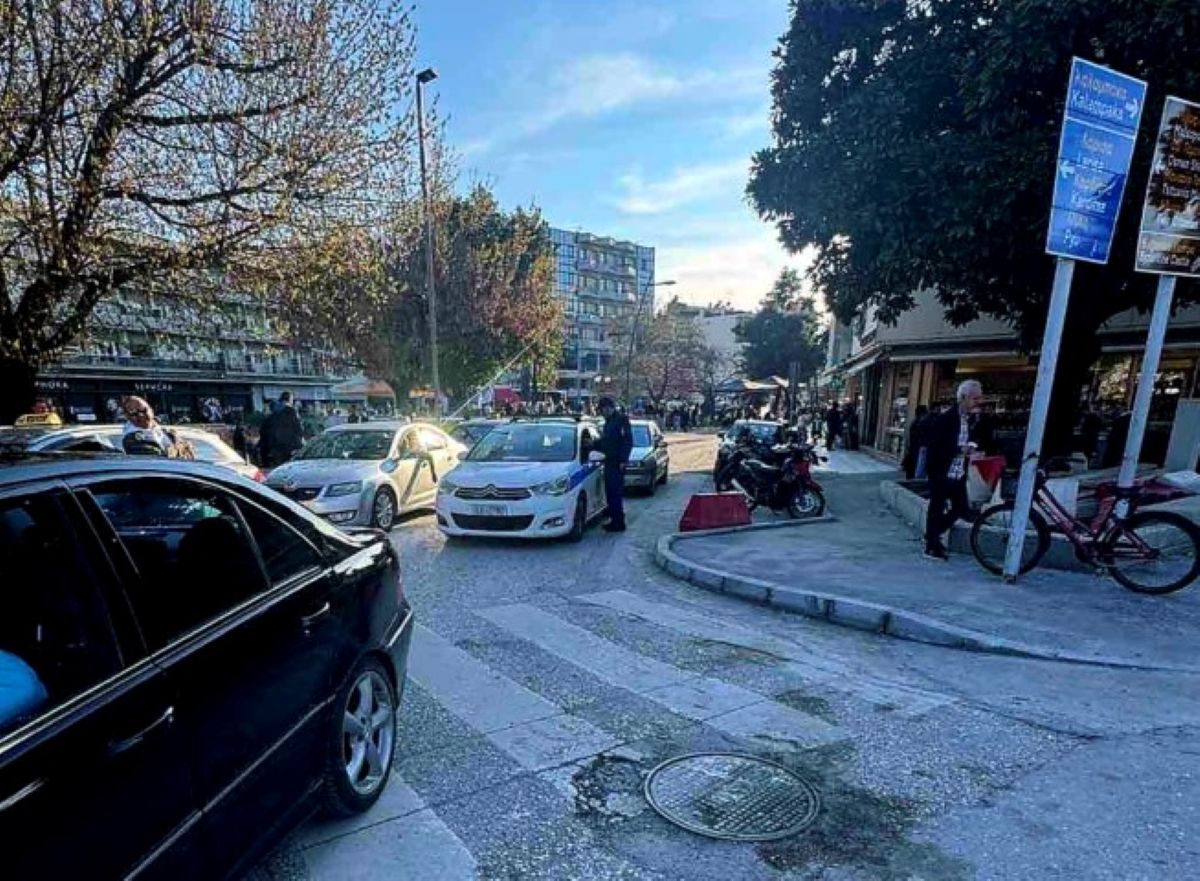 Αστυνομικός της Τροχαίας Τρικάλων πραγματοποιεί έλεγχο αλκοτέστ σε δρόμο της πόλης