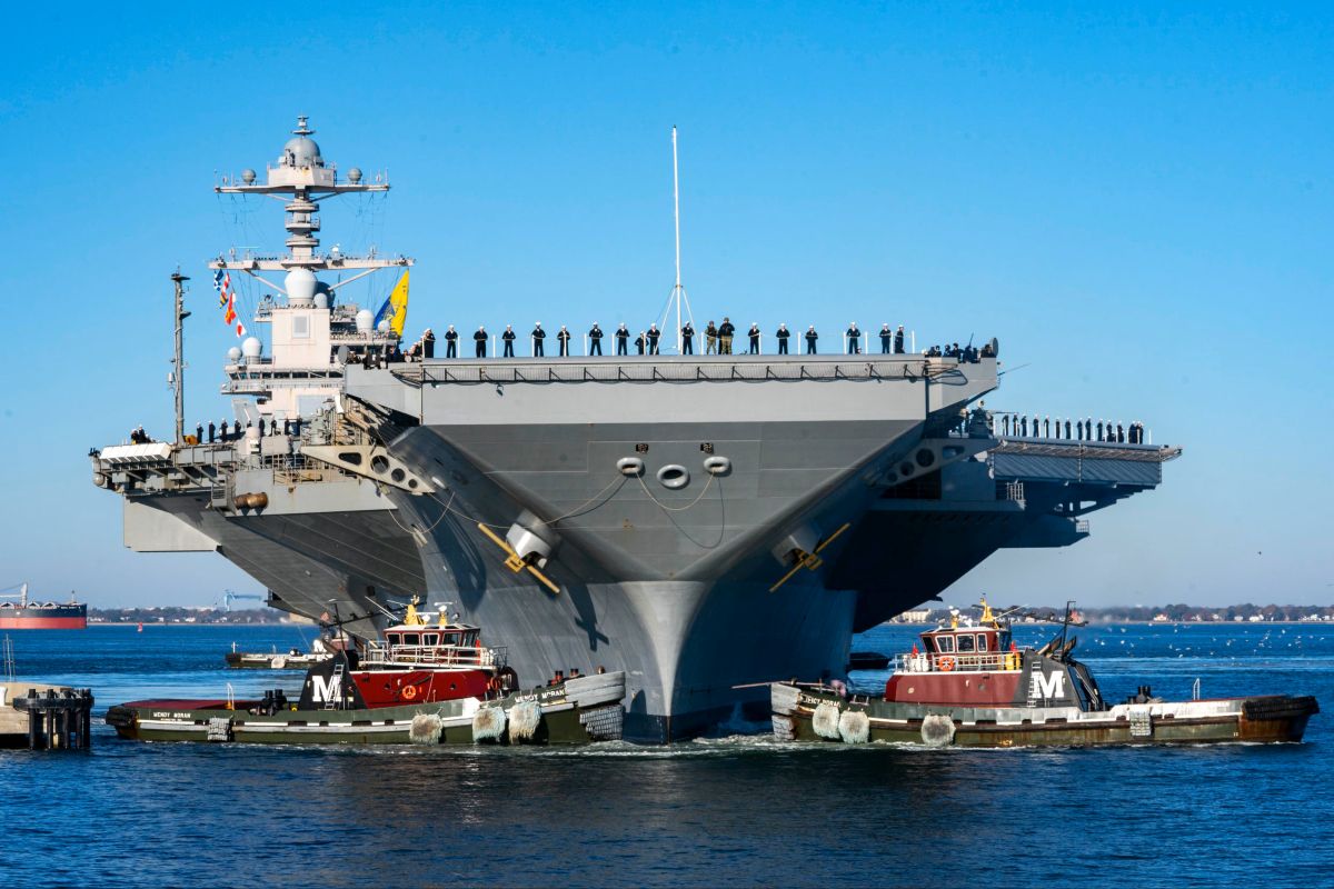 Το αμερικανικό αεροπλανοφόρο USS Gerald R. Ford (CVN-78) πλέει προς τη βάση της Σούδας στην Κρήτη