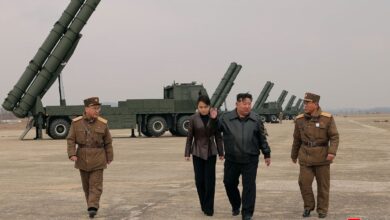 Ο Κιμ Γιονγκ Ουν με τη 13χρονη κόρη του παρακολουθούν την εκτόξευση βαλλιστικών πυραύλων στη Βόρεια Κορέα