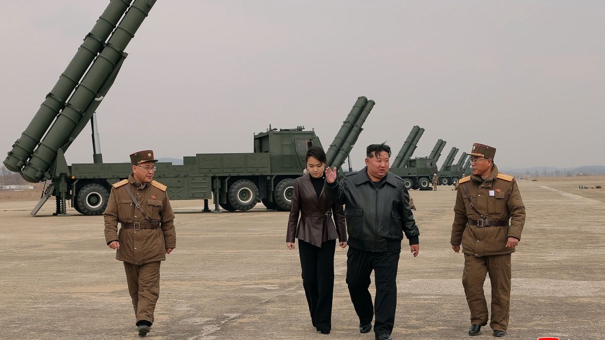 Ο Κιμ Γιονγκ Ουν με τη 13χρονη κόρη του παρακολουθούν την εκτόξευση βαλλιστικών πυραύλων στη Βόρεια Κορέα