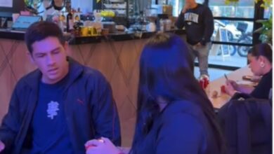 Άντρας πλησιάζει τη σύζυγό του που βρίσκεται με άλλον άντρα σε δημόσιο χώρο