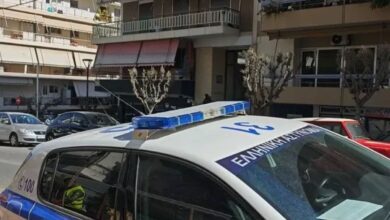 Περιπολικό της αστυνομίας έξω από πολυκατοικία στην περιοχή του Ζωγράφου όπου εξελίσσεται το οικογενειακό θρίλερ