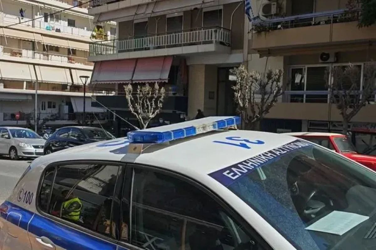 Περιπολικό της αστυνομίας έξω από πολυκατοικία στην περιοχή του Ζωγράφου όπου εξελίσσεται το οικογενειακό θρίλερ