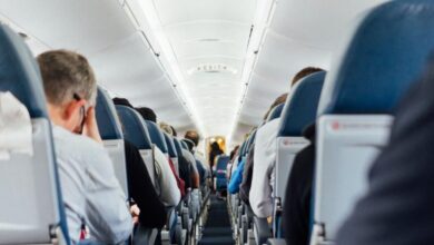 Η αεροσυνοδός Charity Moore μιλάει για την υγιεινή και τα μικρόβια μέσα στο αεροπλάνο