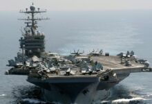 Αμερικανικό αεροπλανοφόρο στη Θάλασσα του Ομάν και ιρανικά drones σε φόντο έκρηξης