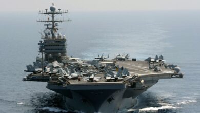 Αμερικανικό αεροπλανοφόρο στη Θάλασσα του Ομάν και ιρανικά drones σε φόντο έκρηξης