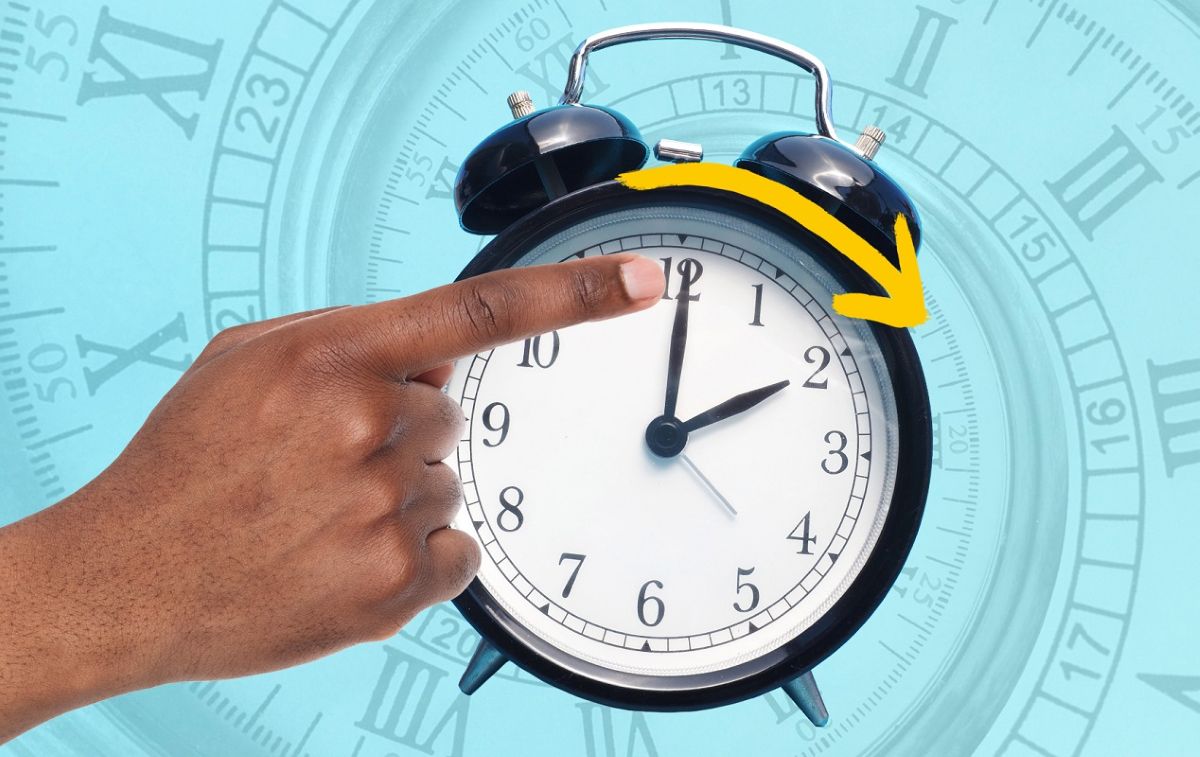 Κοντινό πλάνο σε κλασικό ρολόι που δείχνει την αλλαγή ώρας προς τα εμπρός