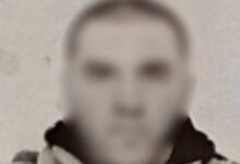 Γιος γνωστής δημοσιογράφου επιτέθηκε με τσεκούρι σε αστυνομικό