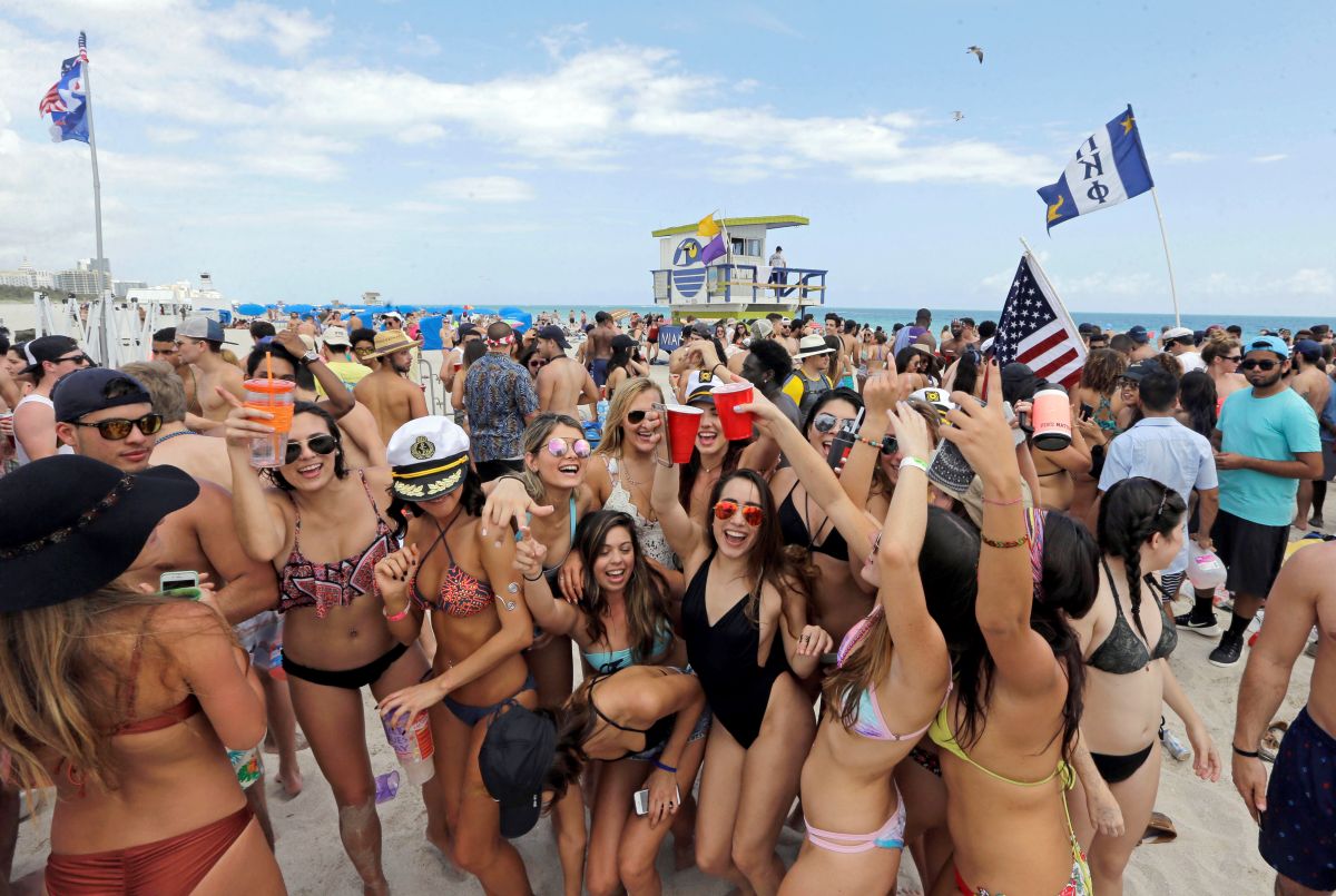 Αστυνομική περιπολία σε παραλία της Φλόριντα κατά τη διάρκεια του Spring Break με πλήθος νεαρών