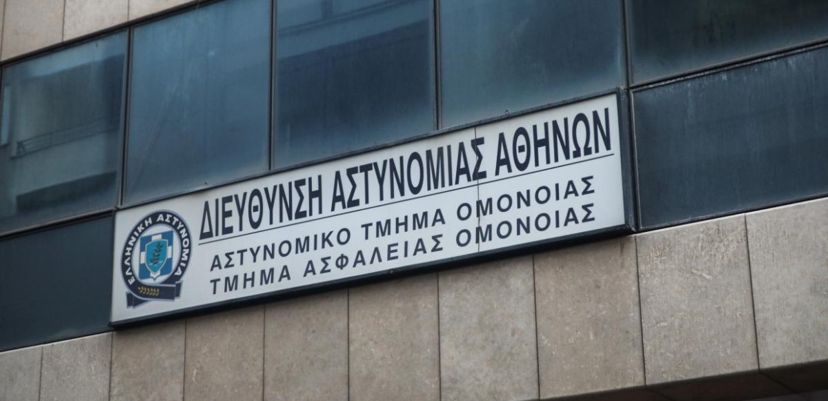 Περιπολικά και δυνάμεις της ΕΛ.ΑΣ. έξω από το Αστυνομικό Τμήμα Ομόνοιας για την υπόθεση του νεκρού κρατουμένου