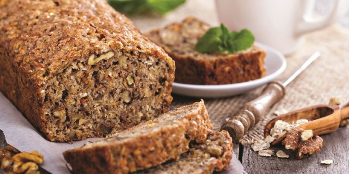 Αφράτο υγιεινό κέικ βρώμης με γιαούρτι και μέλι σε κομμάτια