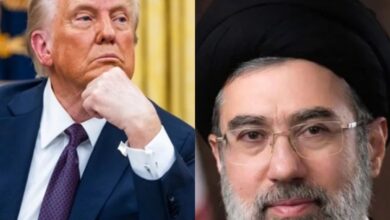 Ο Ντόναλντ Τραμπ και ο Μοτζτάμπα Χαμενεΐ σε φόντο με εκρήξεις και την τιμή του πετρελαίου να ανεβαίνει