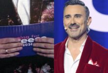 Ο Γιώργος Καπουτζίδης στην εκπομπή Sing for Greece με δαχτυλίδι στο δεξί χέρι