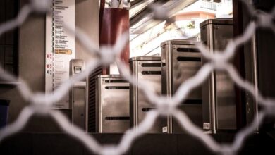 Η είσοδος του σταθμού Μετρό Σύνταγμα με κατεβασμένα ρολά λόγω εντολής της ΕΛΑΣ