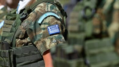 Έλληνες πολίτες συζητούν για το ενδεχόμενο επιστράτευσης και τον πόλεμο στη Μέση Ανατολή