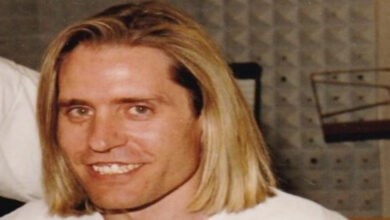 Ο μουσικός Γιάννης Ευσταθίου σε στιγμιότυπο από την καλλιτεχνική του πορεία με το συγκρότημα O.P.A.