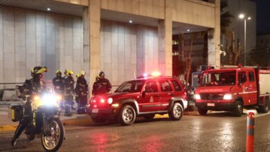 Αστυνομικές δυνάμεις και πυροτεχνουργοί του ΤΕΕΜ έξω από τη ΓΑΔΑ μετά τη σύλληψη του 48χρονου