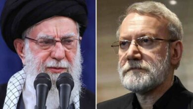 Φωτογραφία του θανόντος Ανώτατου Ηγέτη του Ιράν Αλί Χαμενεΐ και του διαδόχου στην εξουσία Αλί Λαριτζάνι