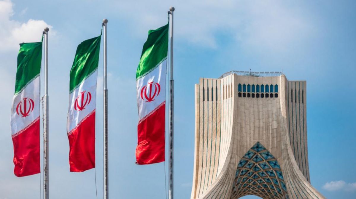 Ο Μοτζτάμπα Χαμενεΐ και το κτίριο της Συνέλευσης των Ειδικών στην Τεχεράνη