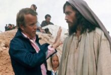 Ο Ρόμπερτ Πάουελ ως Ιησούς από τη Ναζαρέτ στην εμβληματική σειρά και ο Φράνκο Τζεφιρέλι
