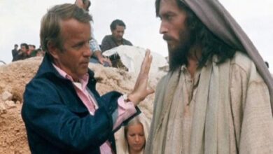 Ο Ρόμπερτ Πάουελ ως Ιησούς από τη Ναζαρέτ στην εμβληματική σειρά και ο Φράνκο Τζεφιρέλι