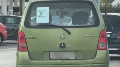 Το διακριτικό γράμμα Σ τοποθετημένο στο πίσω παρμπρίζ αυτοκινήτου για νέους οδηγούς