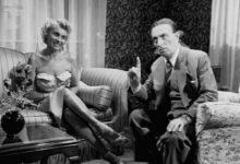 Ασπρόμαυρη φωτογραφία του ηθοποιού Βασίλη Λογοθετίδη, ο οποίος έζησε μια οικογενειακή τραγωδία με τη σύζυγό του