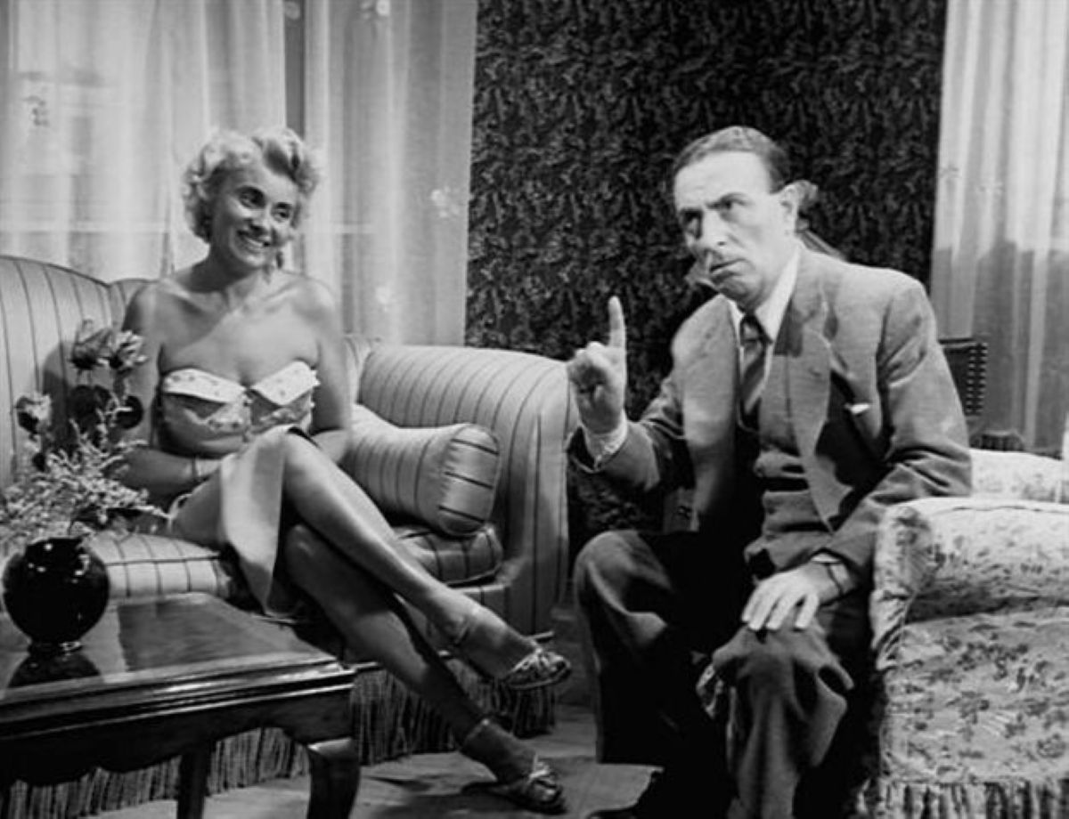 Ασπρόμαυρη φωτογραφία του ηθοποιού Βασίλη Λογοθετίδη, ο οποίος έζησε μια οικογενειακή τραγωδία με τη σύζυγό του