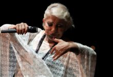 Η Μαρινέλλα με τον Μάριο Φραγκούλη και τον Τάκη Ζαχαράτο σε φιλική συγκέντρωση λίγο πριν τη συναυλία στο Ηρώδειο