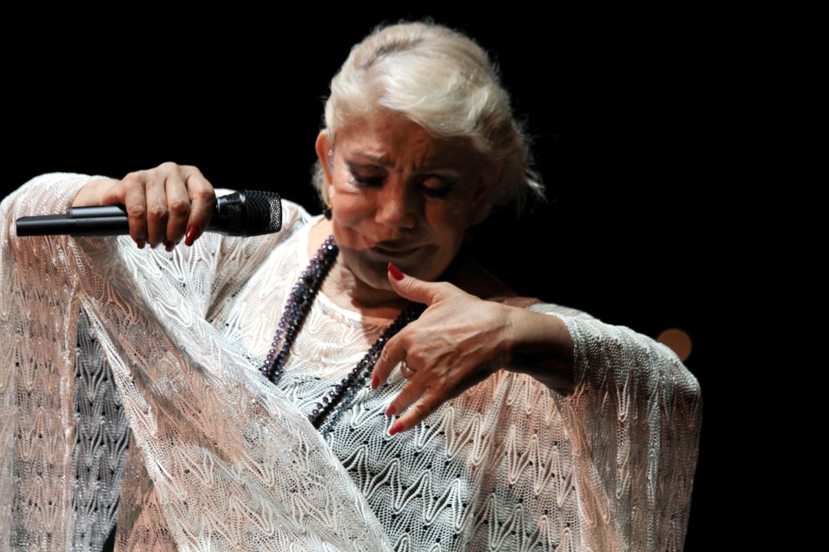 Η Μαρινέλλα με τον Μάριο Φραγκούλη και τον Τάκη Ζαχαράτο σε φιλική συγκέντρωση λίγο πριν τη συναυλία στο Ηρώδειο