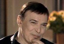 Ο Γιώργος Μαρίνος σε εμβληματική εμφάνιση στη σκηνή – Η είδηση για τον θάνατό του