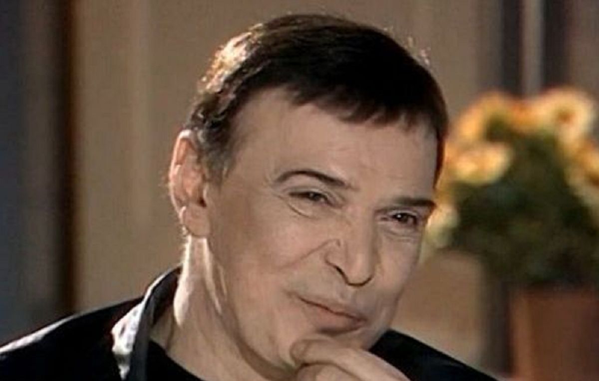 Ο Γιώργος Μαρίνος σε εμβληματική εμφάνιση στη σκηνή – Η είδηση για τον θάνατό του