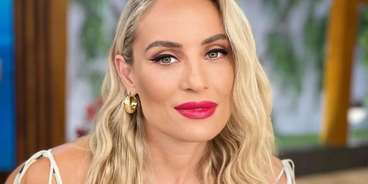 Η Ελεονώρα Μελέτη σε τηλεοπτική συνέντευξη μιλώντας για την ψηφιακή βία