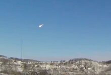 Φωτεινή μπάλα φωτός από μετεωρίτη στον ουρανό πάνω από το Κλίβελαντ