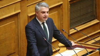 Ο Οδυσσέας Κωνσταντινόπουλος κατά τη διάρκεια δήλωσης μετά την αποπομπή του από την ΚΟ του ΠΑΣΟΚ