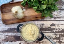 Μια μπολ με κρεμώδη gourmet σκορδαλιά γαρνιρισμένη με φρέσκο μαϊντανό για τον μπακαλιάρο